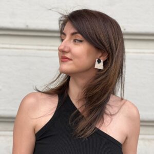 Creatoarea brandului de bijuterii handmade - COLUTTI, purtand una dintre cele mai deosebite perechi de cercei